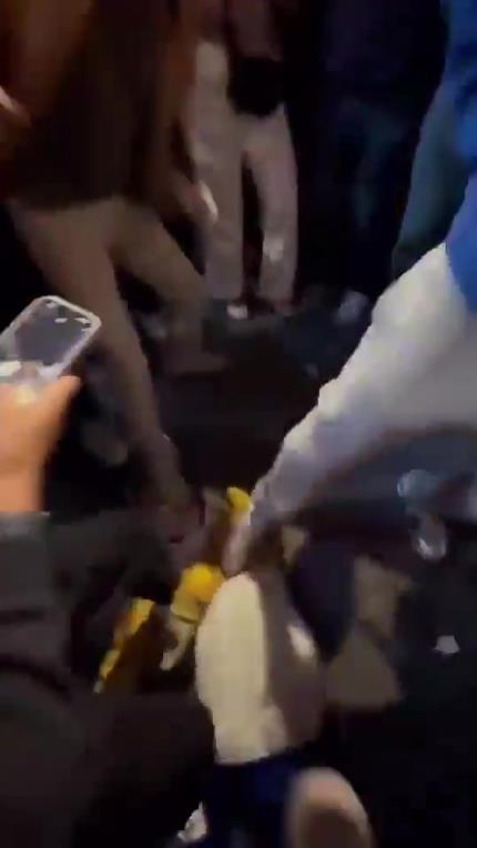 驚！尼克斯大勝步行者后，哈利伯頓遭主場球迷群毆