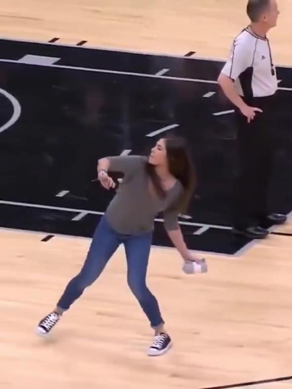 不愧是美國女籃主力，普拉姆的力量太嚇人了