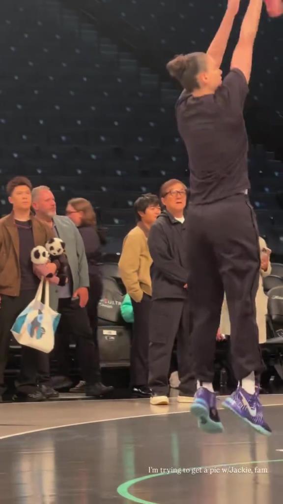 71歲成龍現(xiàn)身巴克萊中心看女籃比賽：她們投籃怎么那么準(zhǔn)！?。?>
                                <div   id=