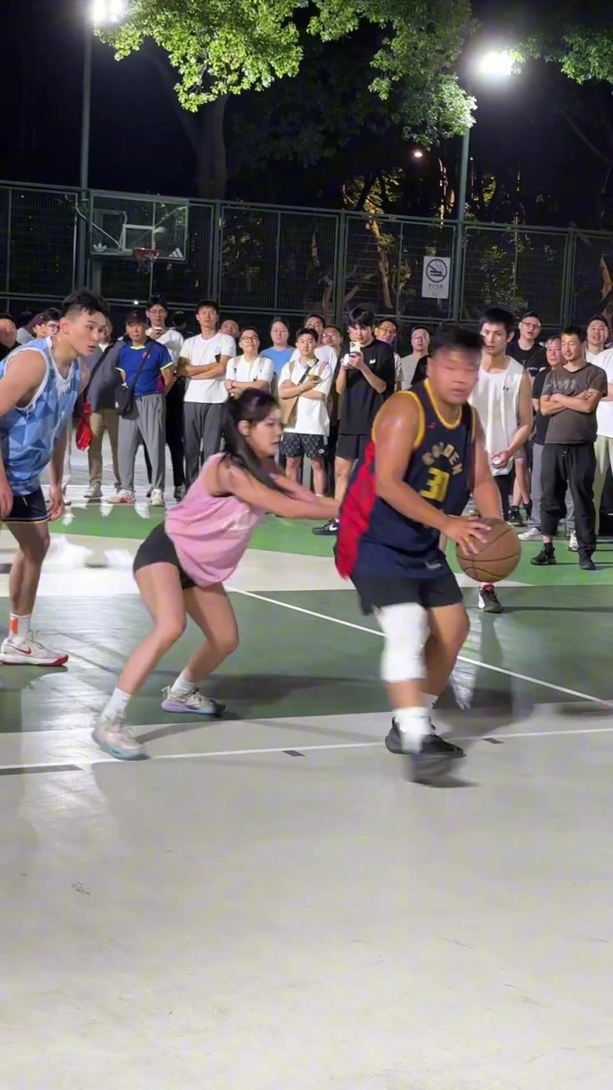 這哥們看見防自己的是女生，一個(gè)勁背打，球也不傳了